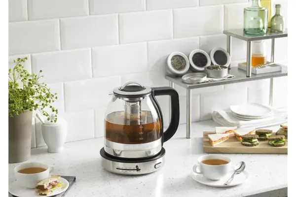 بعضی از قسمت های چای ساز نباید در معرض آب و رطوبت قرار گیرند. این قسمت عبارتند از کفی کتری، کفی اصلی چای ساز و سیم برق.